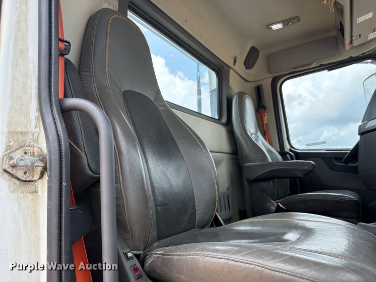 image for item ER3006 2020 Volvo VNR semi truck