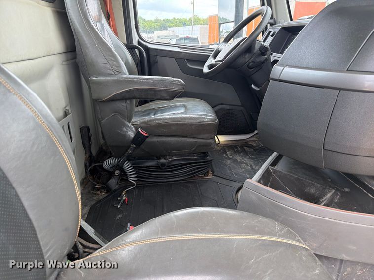 image for item ER3006 2020 Volvo VNR semi truck