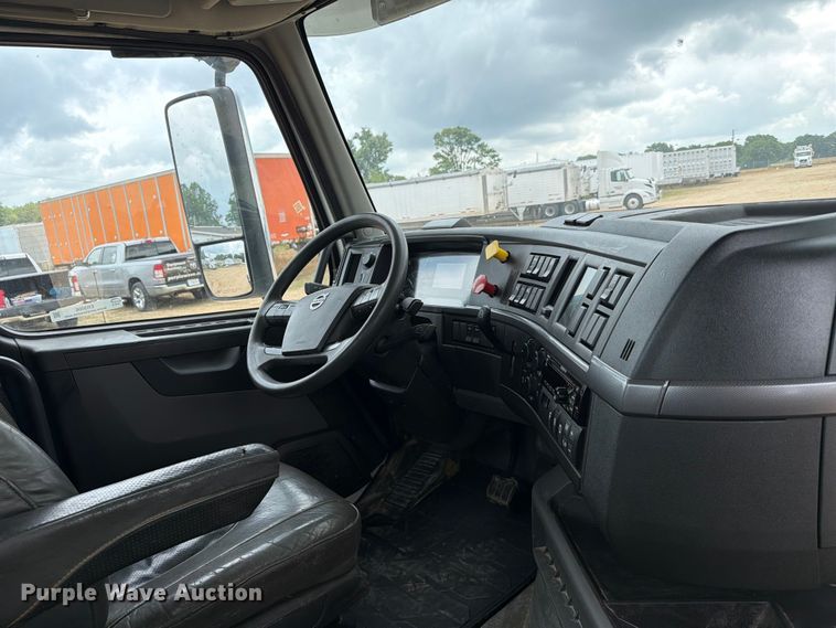 image for item ER3006 2020 Volvo VNR semi truck
