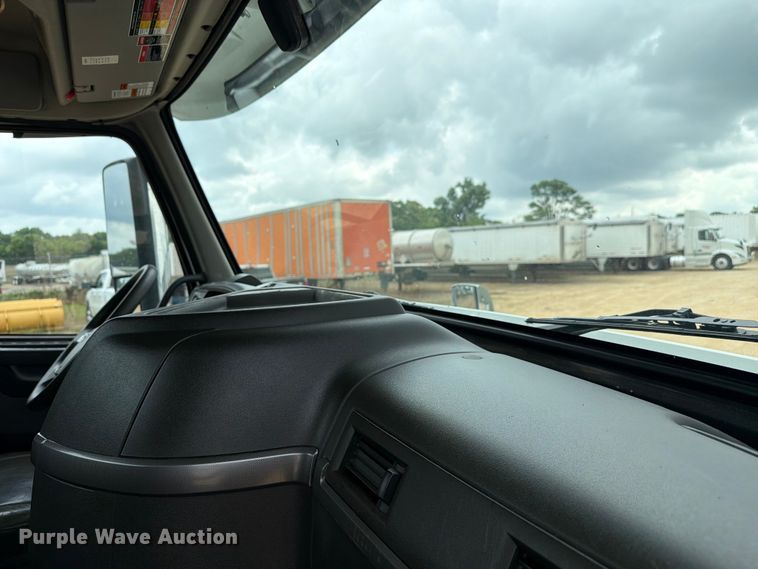 image for item ER3006 2020 Volvo VNR semi truck