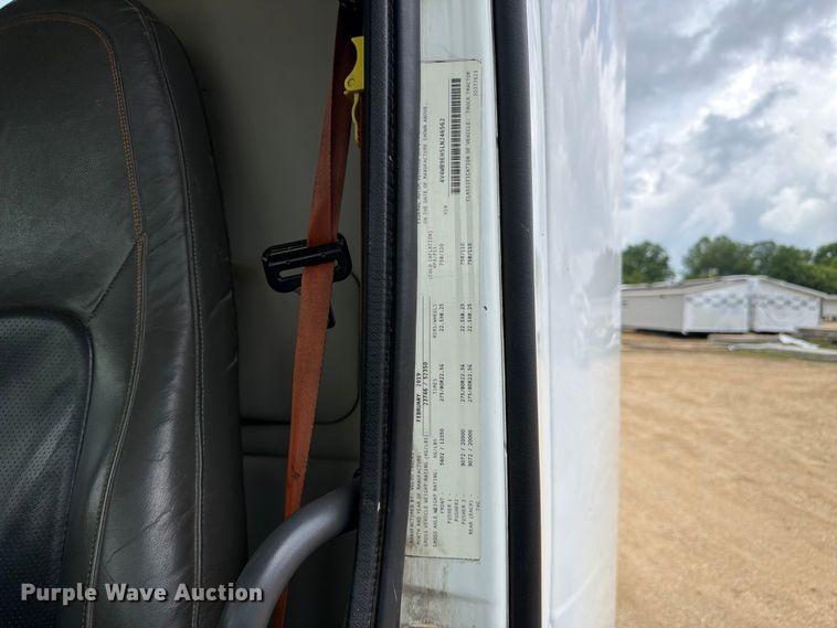 image for item ER3006 2020 Volvo VNR semi truck