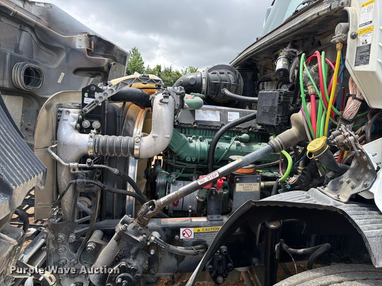 image for item ER3006 2020 Volvo VNR semi truck