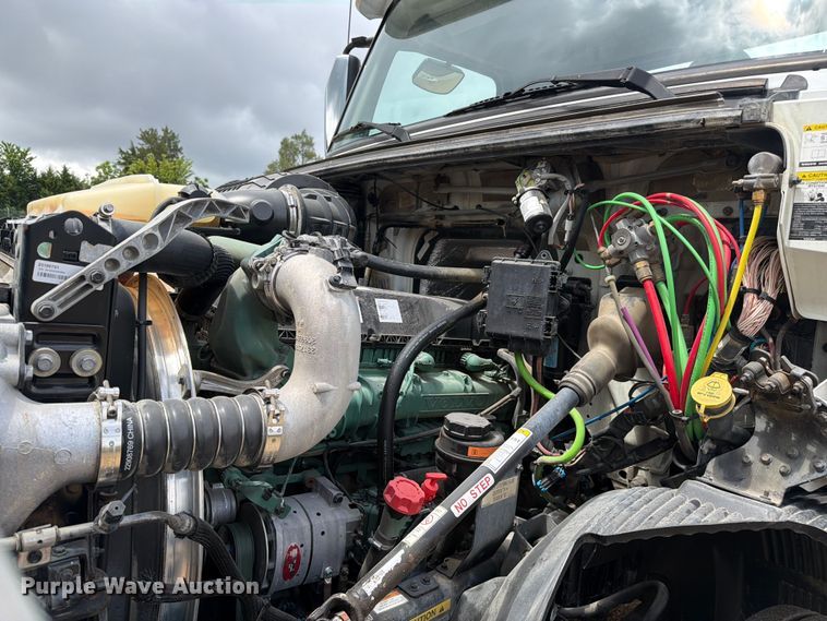 image for item ER3006 2020 Volvo VNR semi truck