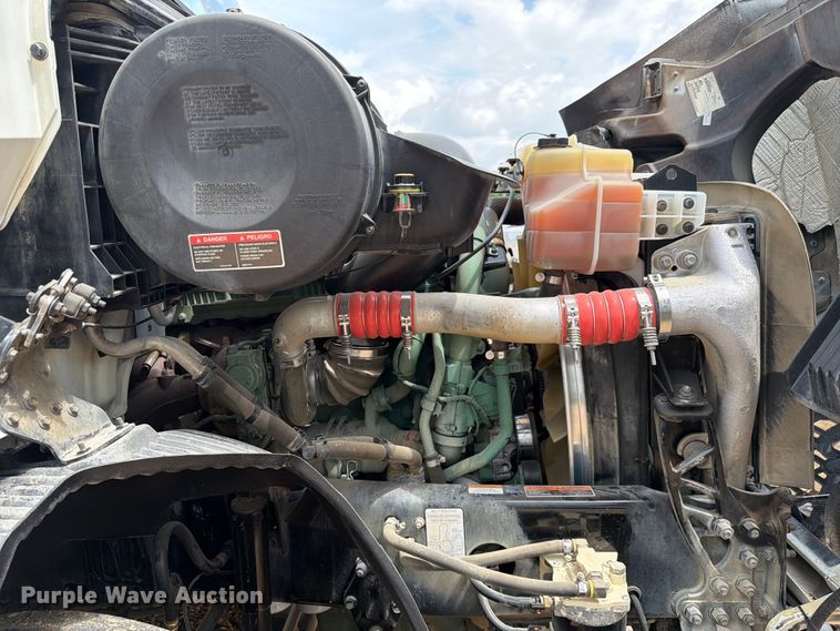 image for item ER3006 2020 Volvo VNR semi truck