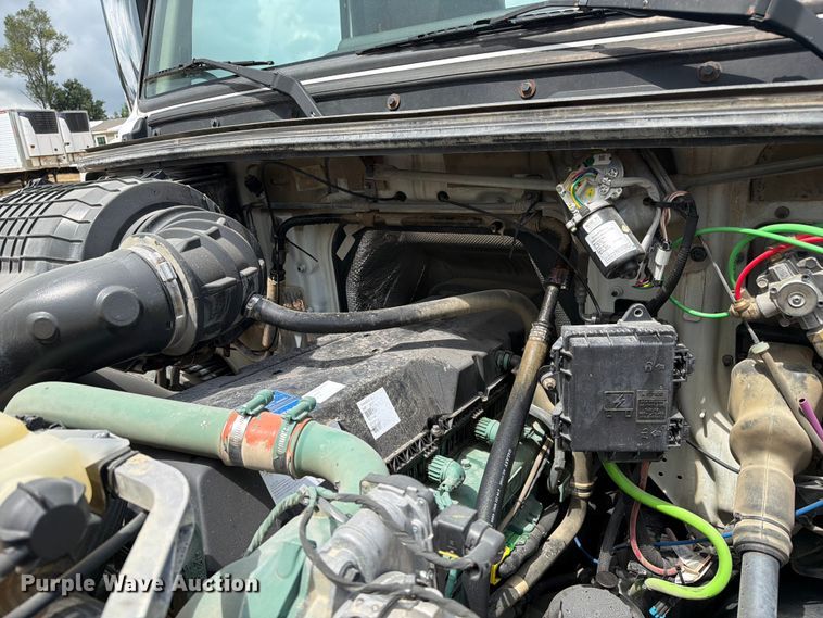 image for item ER3006 2020 Volvo VNR semi truck