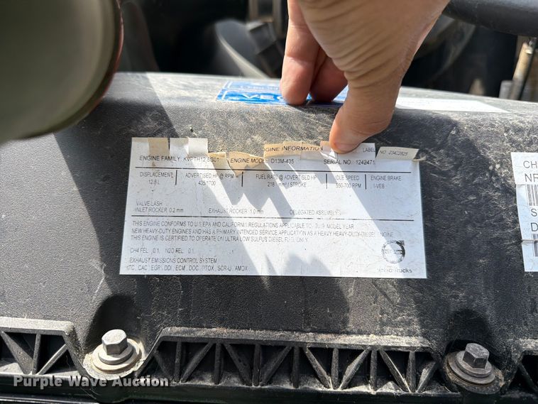 image for item ER3006 2020 Volvo VNR semi truck