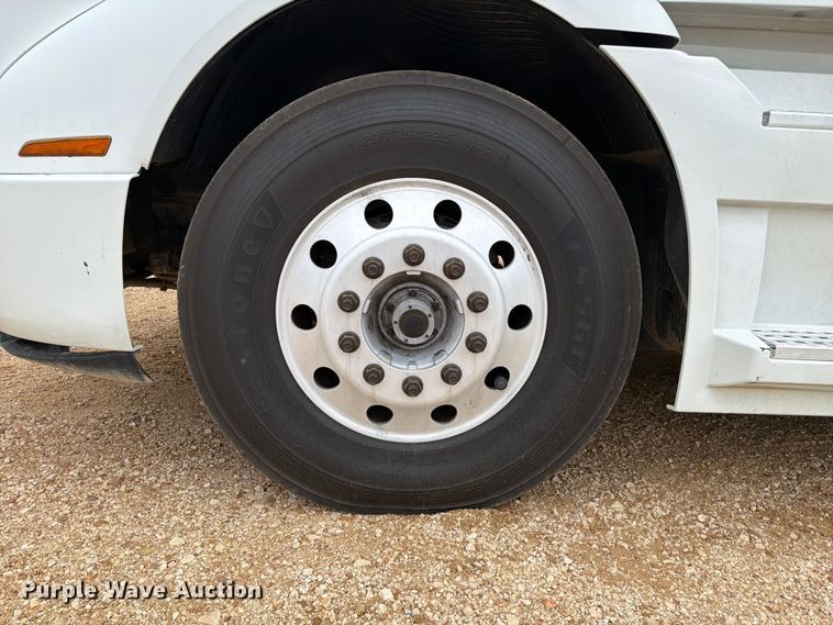 image for item ER3006 2020 Volvo VNR semi truck