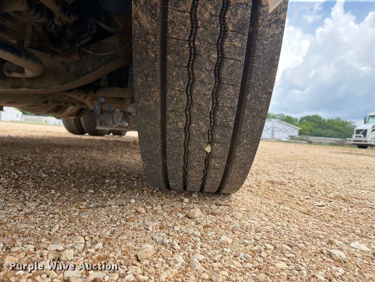 image for item ER3006 2020 Volvo VNR semi truck