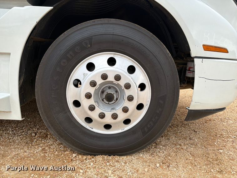 image for item ER3006 2020 Volvo VNR semi truck