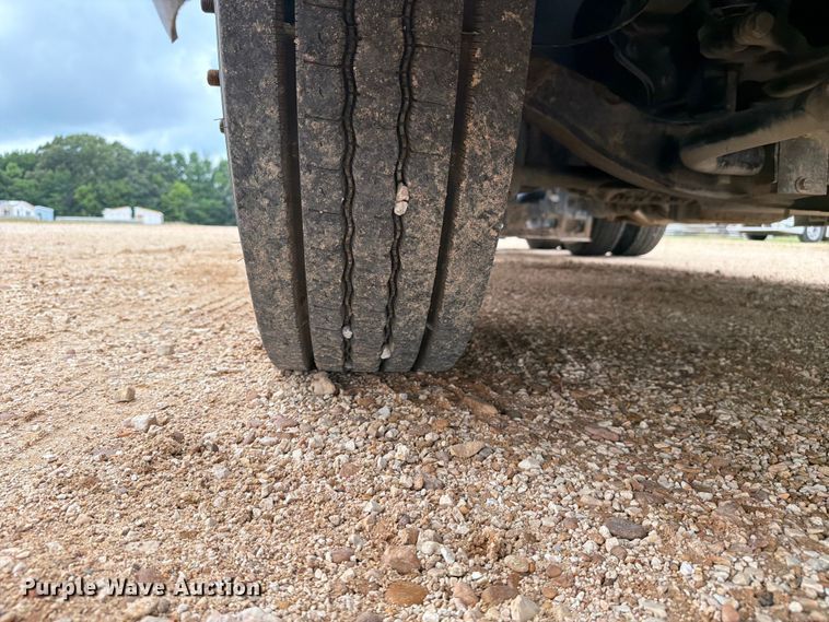 image for item ER3006 2020 Volvo VNR semi truck