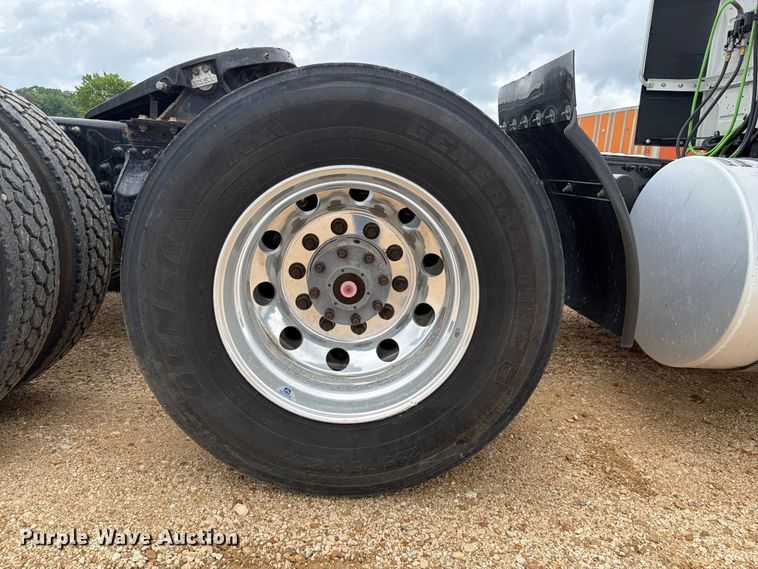 image for item ER3006 2020 Volvo VNR semi truck