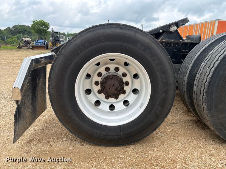 image for item ER3006 2020 Volvo VNR semi truck