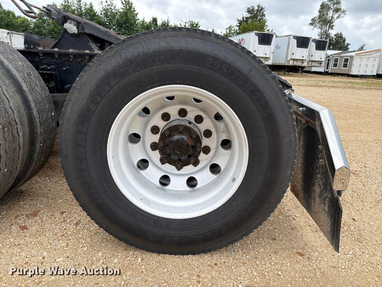 image for item ER3006 2020 Volvo VNR semi truck