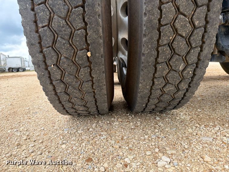 image for item ER3006 2020 Volvo VNR semi truck