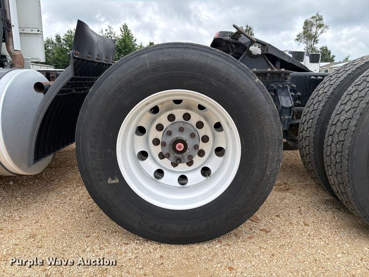image for item ER3006 2020 Volvo VNR semi truck