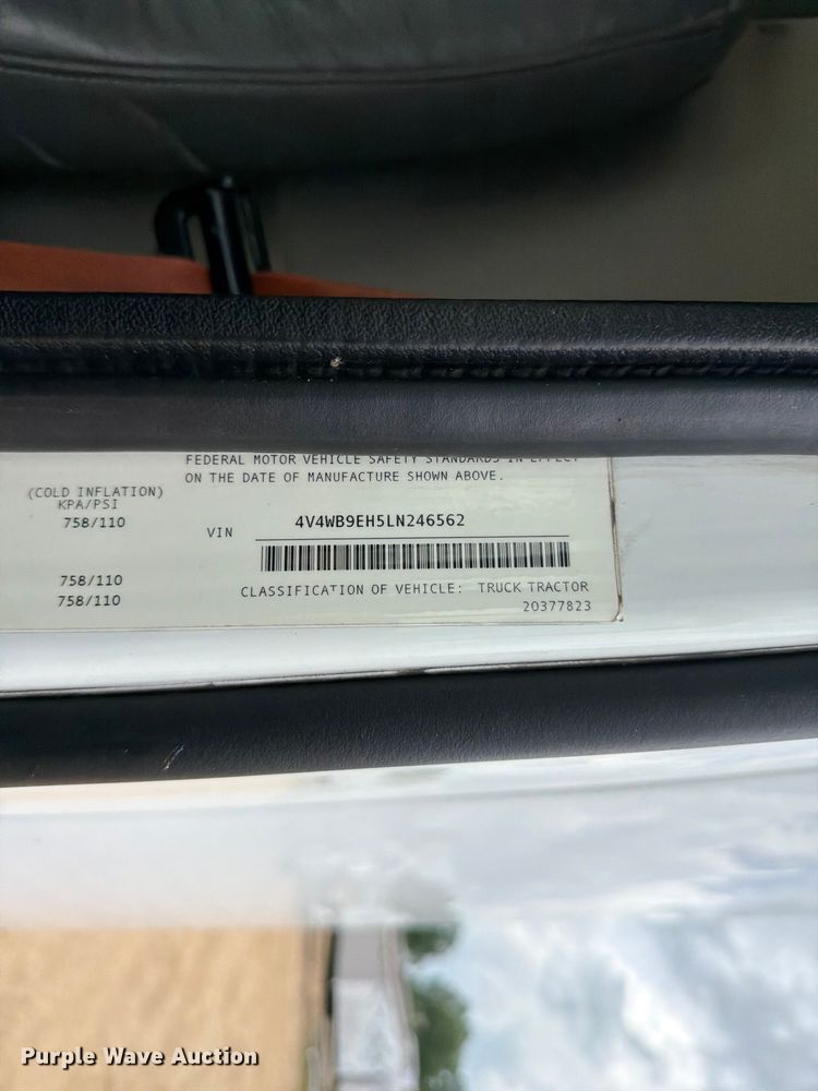 image for item ER3006 2020 Volvo VNR semi truck