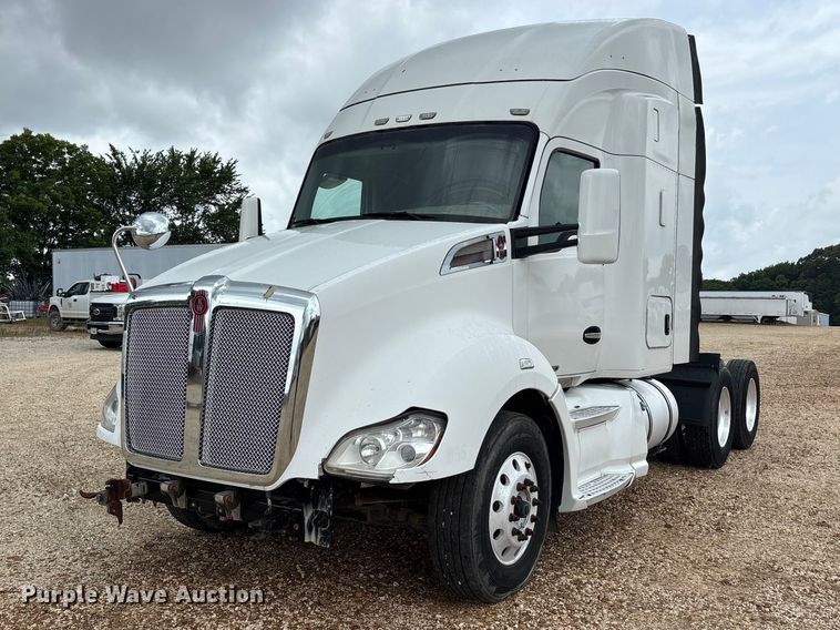image for item ER3015 2015 Kenworth T680 semi truck