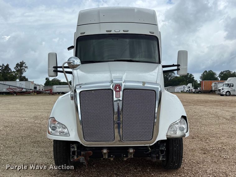 image for item ER3015 2015 Kenworth T680 semi truck