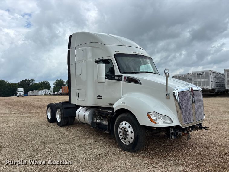 image for item ER3015 2015 Kenworth T680 semi truck