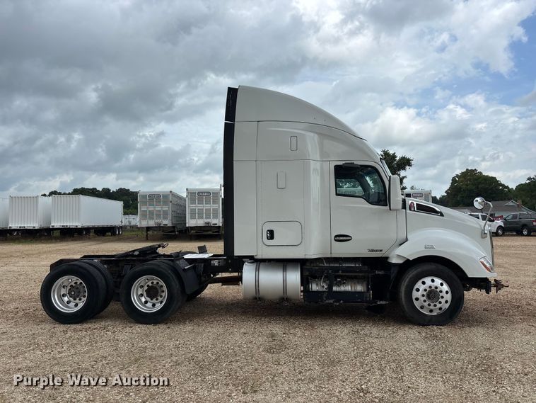 image for item ER3015 2015 Kenworth T680 semi truck