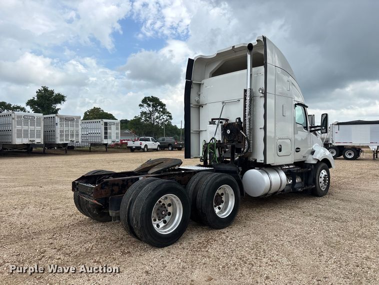 image for item ER3015 2015 Kenworth T680 semi truck