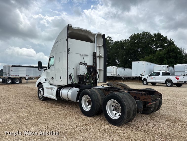 image for item ER3015 2015 Kenworth T680 semi truck