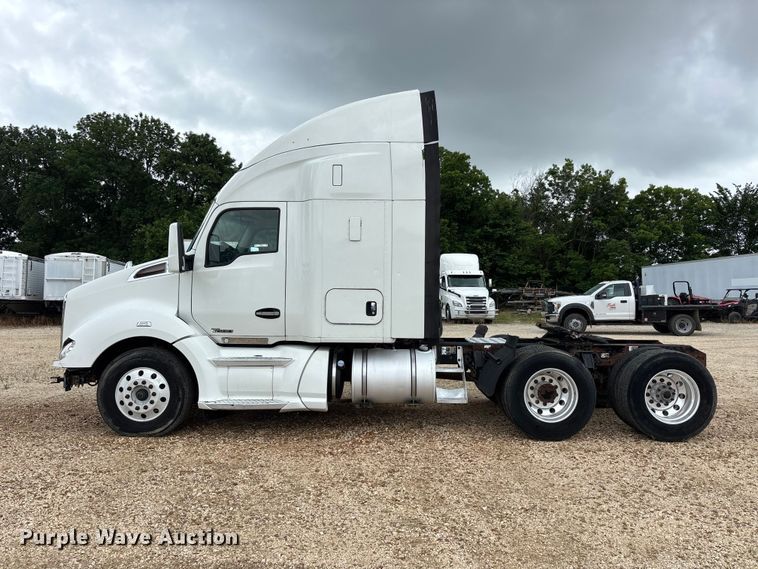 image for item ER3015 2015 Kenworth T680 semi truck