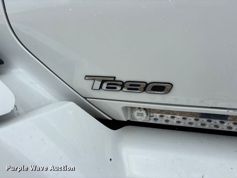 image for item ER3015 2015 Kenworth T680 semi truck
