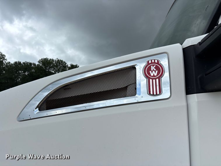 image for item ER3015 2015 Kenworth T680 semi truck