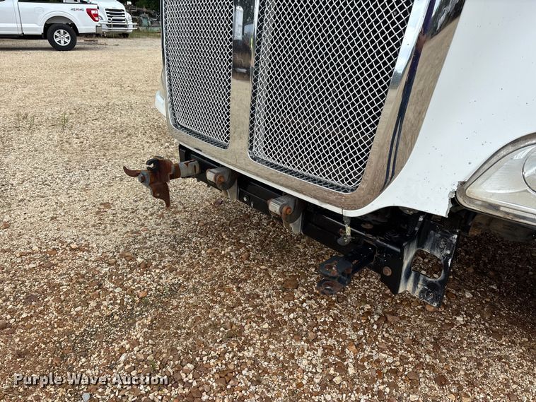 image for item ER3015 2015 Kenworth T680 semi truck