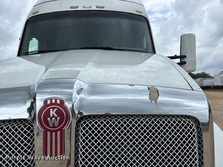 image for item ER3015 2015 Kenworth T680 semi truck