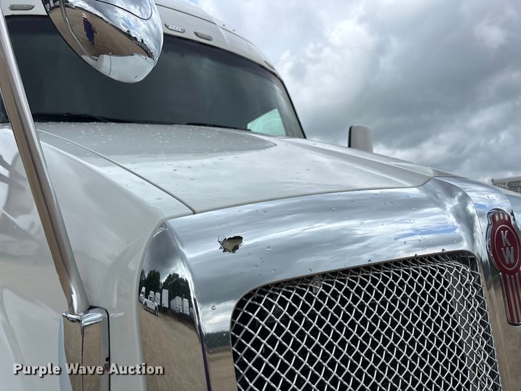 image for item ER3015 2015 Kenworth T680 semi truck