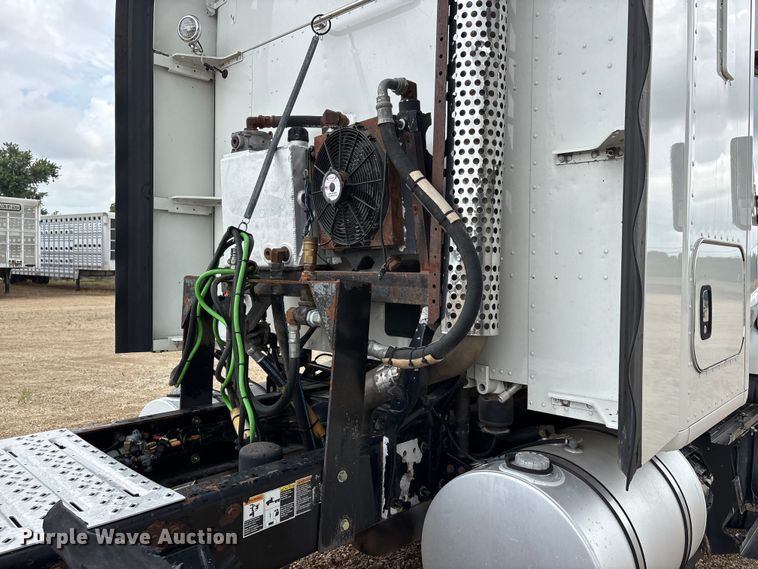 image for item ER3015 2015 Kenworth T680 semi truck