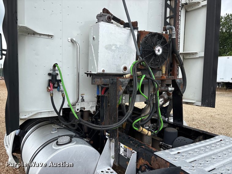 image for item ER3015 2015 Kenworth T680 semi truck