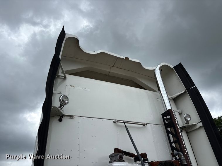 image for item ER3015 2015 Kenworth T680 semi truck
