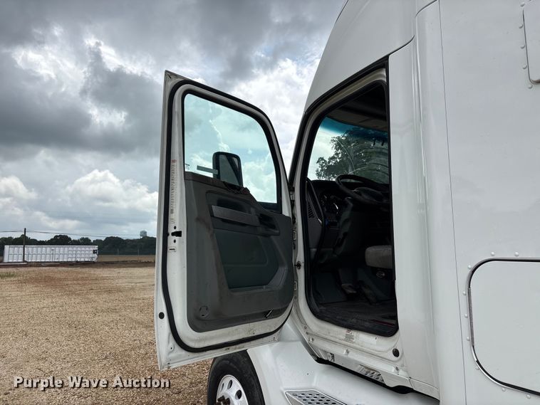 image for item ER3015 2015 Kenworth T680 semi truck