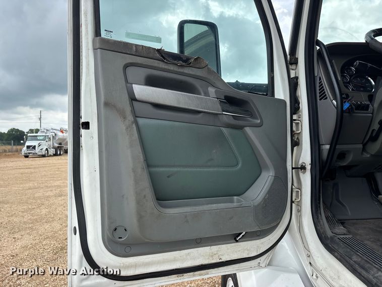 image for item ER3015 2015 Kenworth T680 semi truck