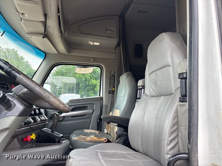image for item ER3015 2015 Kenworth T680 semi truck