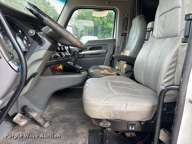 image for item ER3015 2015 Kenworth T680 semi truck