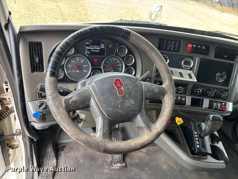 image for item ER3015 2015 Kenworth T680 semi truck