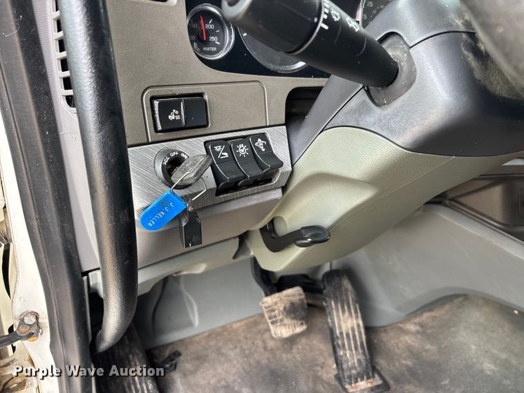image for item ER3015 2015 Kenworth T680 semi truck