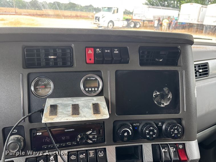 image for item ER3015 2015 Kenworth T680 semi truck