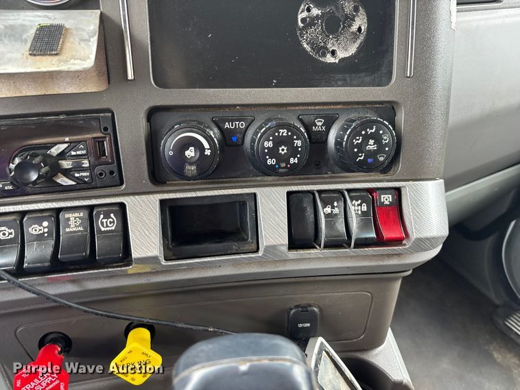 image for item ER3015 2015 Kenworth T680 semi truck