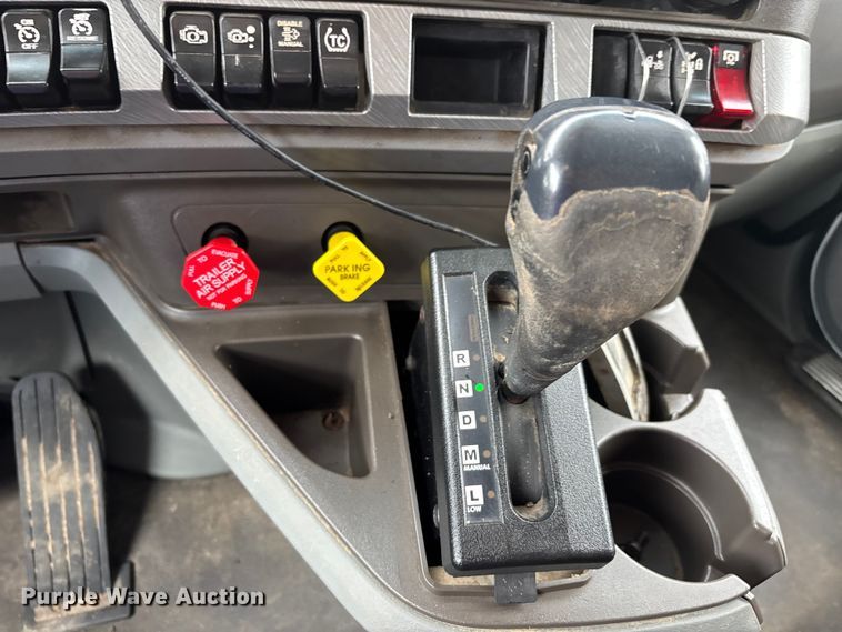 image for item ER3015 2015 Kenworth T680 semi truck