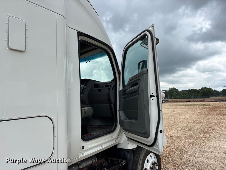 image for item ER3015 2015 Kenworth T680 semi truck
