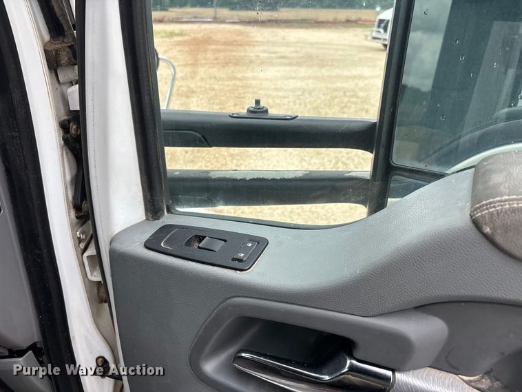 image for item ER3015 2015 Kenworth T680 semi truck