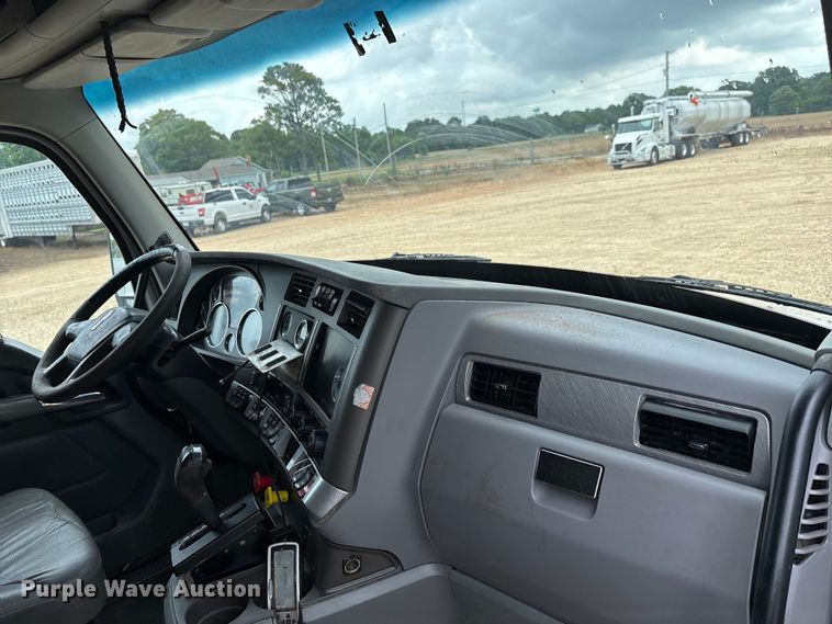image for item ER3015 2015 Kenworth T680 semi truck