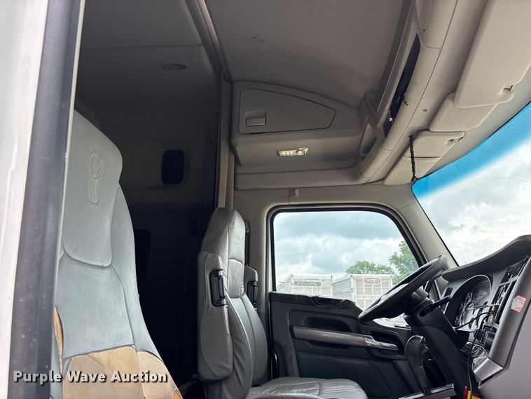 image for item ER3015 2015 Kenworth T680 semi truck