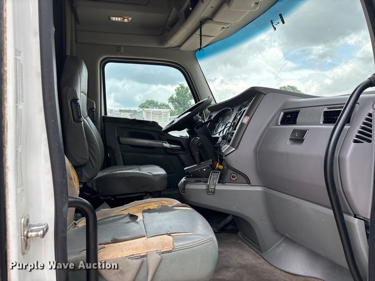 image for item ER3015 2015 Kenworth T680 semi truck