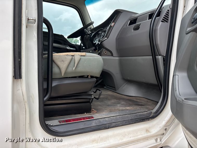image for item ER3015 2015 Kenworth T680 semi truck